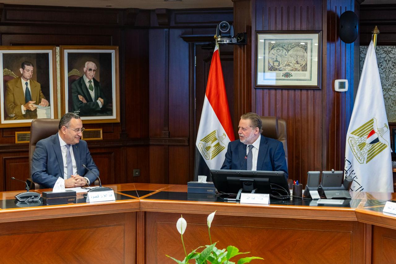 محافظ البنك المركزي المصري يجتمع مع وزير التعليم العالي 
