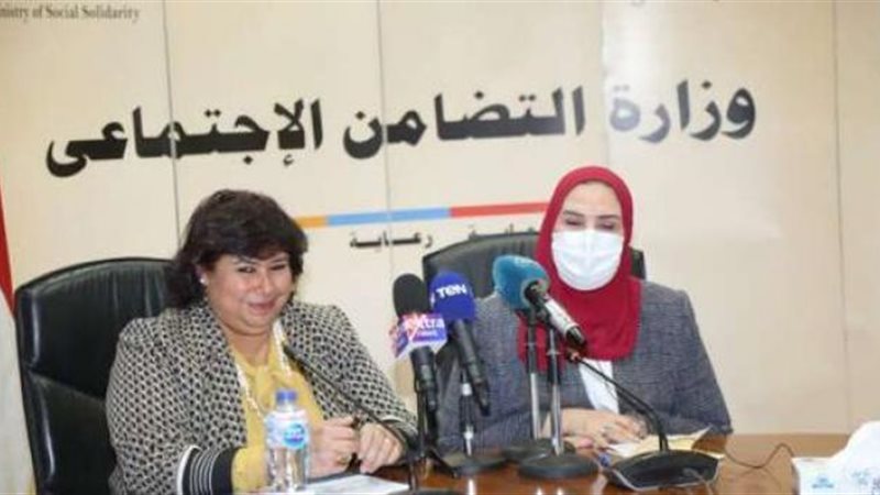 أثناء توقيع البروتوكول