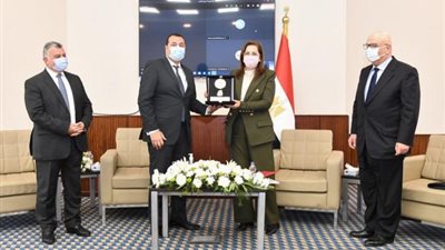 وزيرة التخطيط تكرم نائب رئيس شركة تمويلي للتمويل متناهي الصغر
