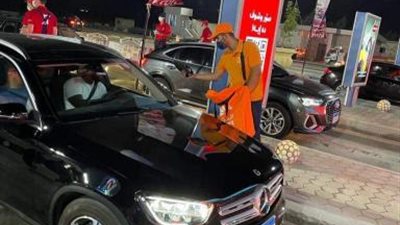 بنك المشرق يوَزّع هدايا على الناس على بوابات العلمين