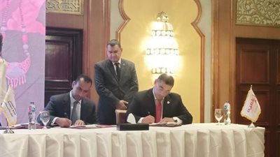 اتفاق بين بنك مصر و«تنمية» للتعاون في إصدار بطاقات مسبقة الدفع «ميزة»