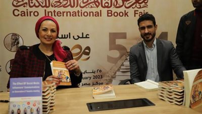 حاليا بمعرض الكتاب.. اول كتاب يوثق نفوذ المؤثرين علي مواقع التواصل الاجتماعي في ظل الثورة الرقمية وكيف يرسمون آيديولوجية الديجيتال للشباب في المعاملات البنكية؟