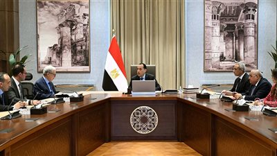 رئيس الوزراء يعقد اجتماعاً مع مسؤولَي «صندوق مصر السيادي» بشأن 40 شركة
