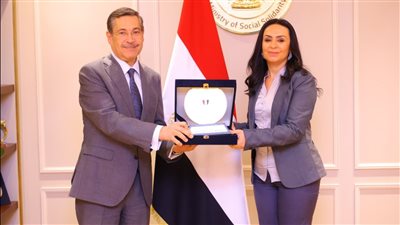 وزارة التضامن الاجتماعي وبنك التعمير والإسكان يوزعان أجهزة تعويضية لطلاب الجامعات من ذوي الإعاقة