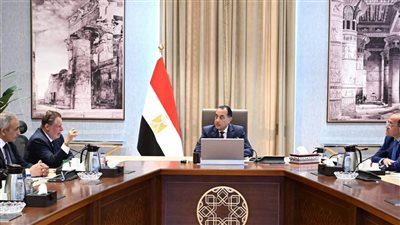 رئيس الوزراء يجتمع مع محافظ البنك المركزي ووزير المالية لاستعراض عددٍ من الملفات الاقتصادية