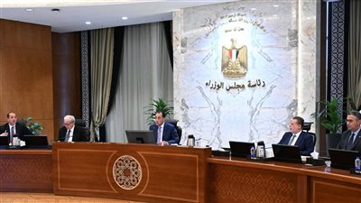 بحضور محافظ البنك المركزي ..رئيس الوزراء يترأس اجتماع المجموعة الوزارية الاقتصادية