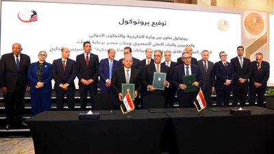 برعاية البنك المركزي.. بنكا الأهلي المصري ومصر يطلقان مبادرة لتحديث بيانات العملاء بالخارج