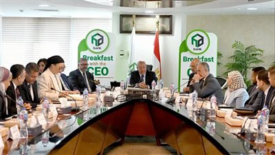 «يحيى أبو الفتوح» يطلق لقاءات دورية مع العاملين لتعزيز التواصل ودعم التطوير المؤسسي ببنك التعمير والإسكان