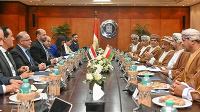 وزير الاستثمار يبحث مع رئيس الهيئة العامة للمناطق الاقتصادية بعمان تعزيز الشراكة الاستثمارية والتجارية 