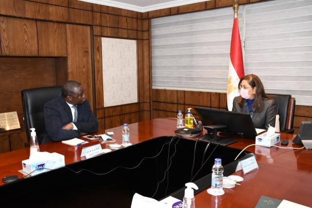 لقاء وزيرة التخطيط مع سفير السنغال