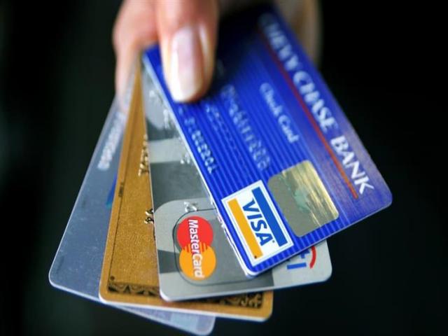 الفرق بين بطاقه الائتمان وبطاقة مسبقة الدفع