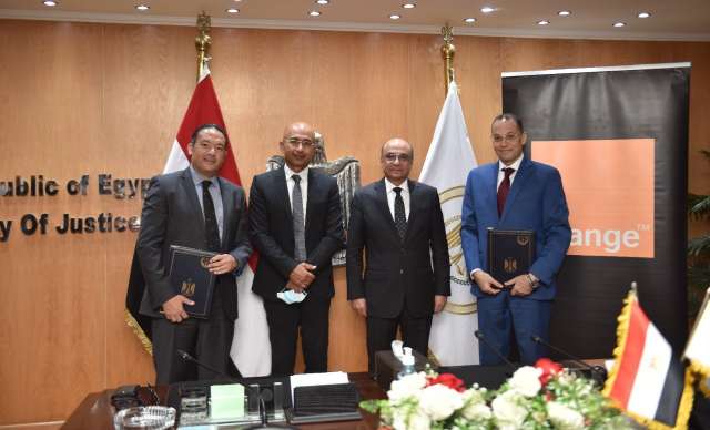 اورنچ مصر توقع اتفاقية تعاون مع وزارة العدل