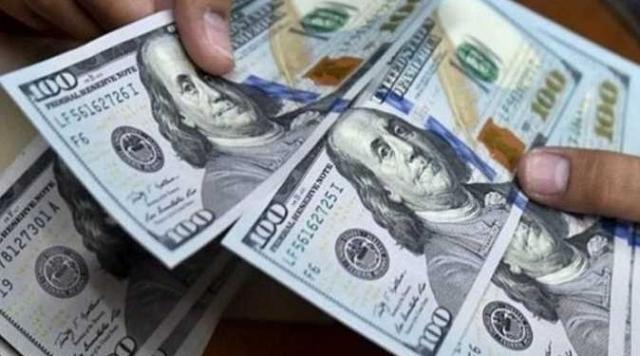 الدولار يكسر حاجز الـ51 جنيهاً نزولاً في البنوك بنهاية تعاملات أمس