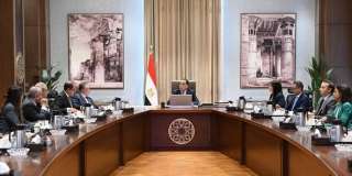 بحضور محافظ البنك المركزي..رئيس الوزراء يترأس اجتماع المجموعة الوزارية الاقتصادية