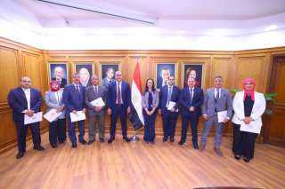 وزيرة التضامن الاجتماعي رئيسة مجلس إدارة بنك ناصر الاجتماعي تكرم قطاعي التركات الشاغرة والعقارات والشؤون القانونية بالبنك