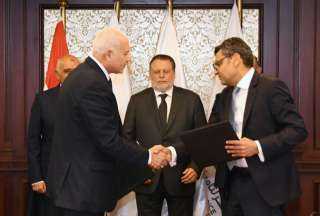 «محافظ البنك المركزي» يشهد مراسم توقيع عقد شراكة بين «صندوق تكريم الشهداء»... «محافظ البنك المركزي» يشهد مراسم توقيع عقد شراكة بين «صندوق تكريم الشهداء» و«مصر لتأمينات الحياة»